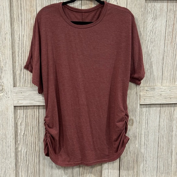 unbranded Tops - Unbranded Shirt with gathered sides. Sz 2X color maroon